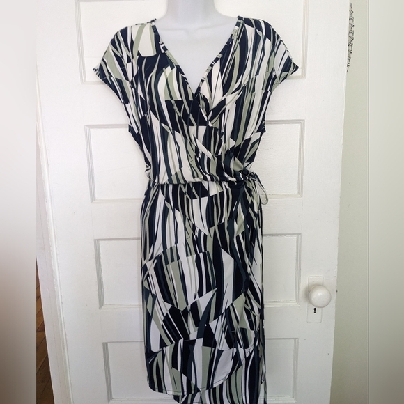 BANANA REPUBLIC GREEN WHITE & BLACK ABSTRACT SAFARI STYLE WRAP DRESS SIZ… - Picture 7 of 13